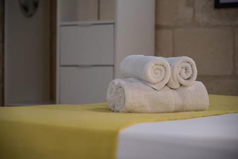 Bed, Bedroom, towels