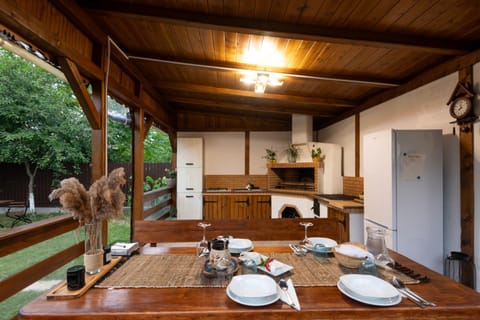 Restaurant/places to eat, Kitchen or kitchenette, Dining area