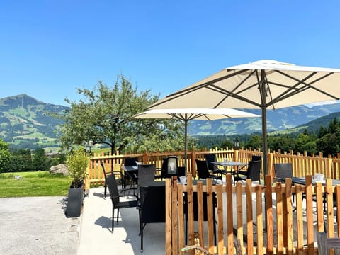 Nearby landmark, Restaurant/places to eat, Spring, Day, Breakfast