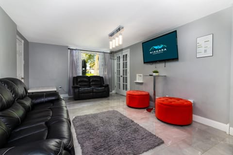 Large 7BR,4BA, Short walk to Niagara Falls House in Niagara Falls