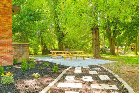 Large 7BR,4BA, Short walk to Niagara Falls House in Niagara Falls