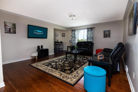 Large 7BR,4BA, Short walk to Niagara Falls House in Niagara Falls