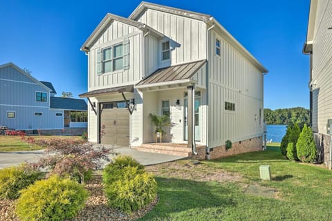 Waterfront Oasis On Tims Ford Lake PoolandKayak! House in Tennessee