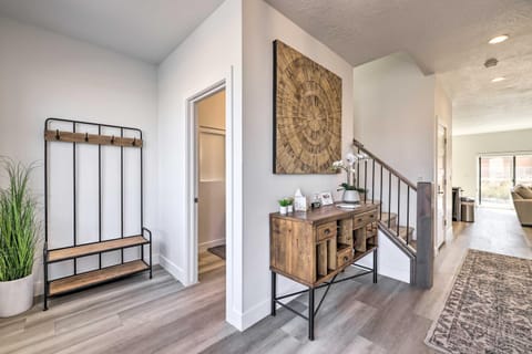 Spacious St George Townhome with Grill and Views! House in St George