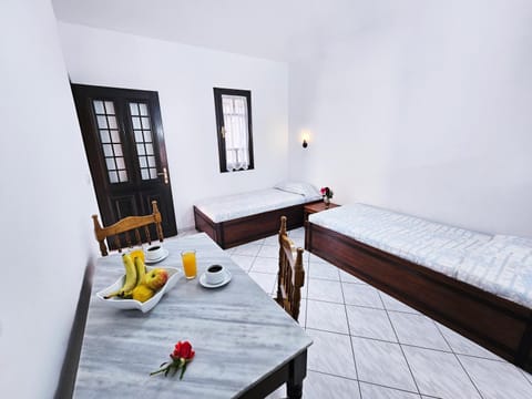 Bed, Food and drinks, Food