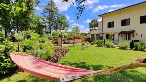 Property building, Patio, Spring, Day, Natural landscape, Garden, Photo of the whole room, Garden view, sunbed