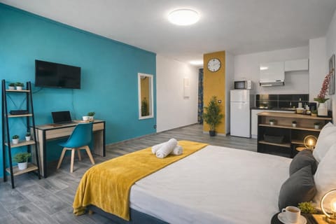 Bed, TV and multimedia, Kitchen or kitchenette, Photo of the whole room, Bedroom