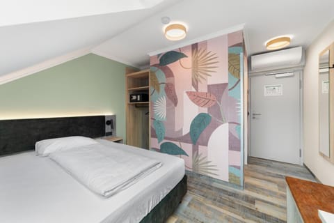 Bed, Photo of the whole room, wardrobe