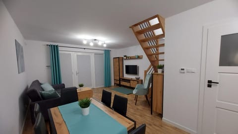 TV and multimedia, Living room, Seating area, Dining area