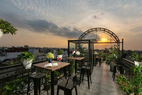 View (from property/room), Balcony/Terrace, Lounge or bar, Drinks, Sunset