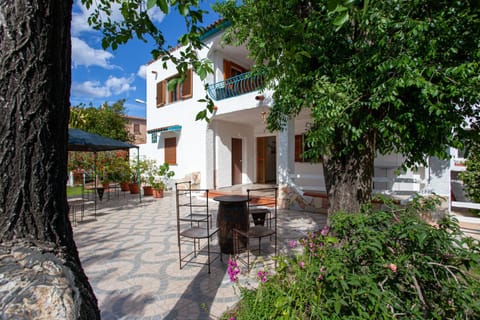 Property building, Patio, Day, Garden, View (from property/room), Balcony/Terrace, Garden view