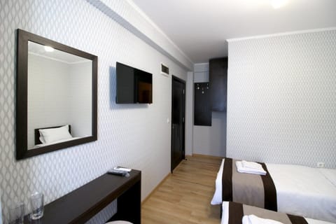 Bed, TV and multimedia, Photo of the whole room