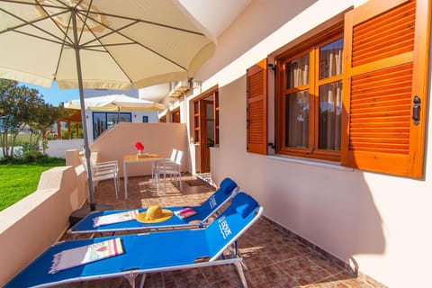 View (from property/room), Balcony/Terrace, Garden view, Sea view, Area and facilities, furniture, sunbed