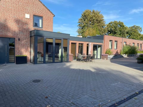 Property building, Day, Balcony/Terrace