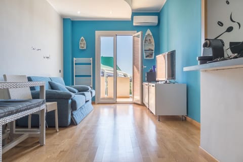 TV and multimedia, Kitchen or kitchenette, Living room, Seating area