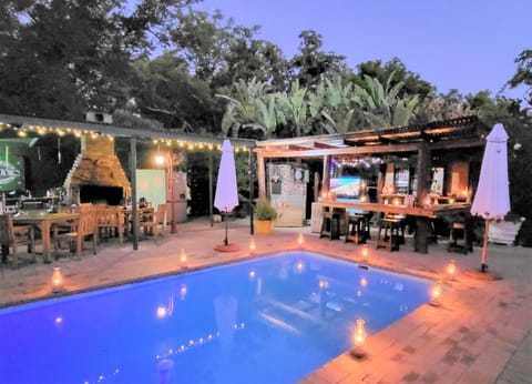 Communal lounge/ TV room, Evening entertainment, Pool view