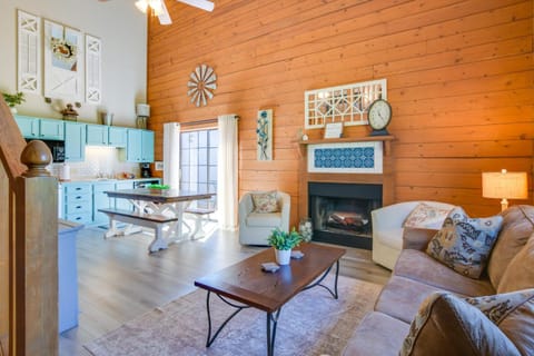 Townhome 3 Mi to Branson Strip Unwind Fireside! House in Branson