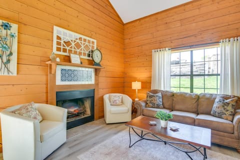 Townhome 3 Mi to Branson Strip Unwind Fireside! House in Branson