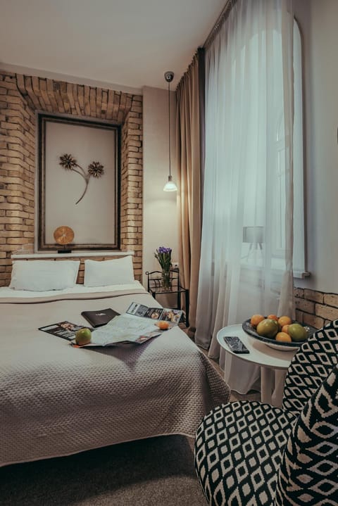 Bed, Seating area, Bedroom