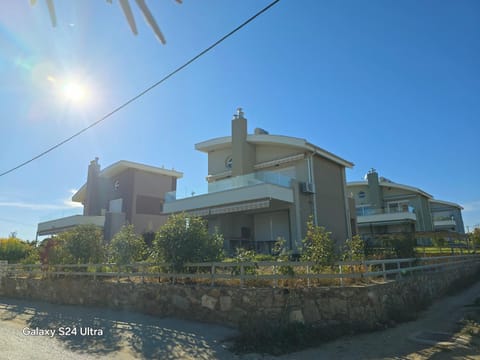 Property building, Day, Garden, Parking