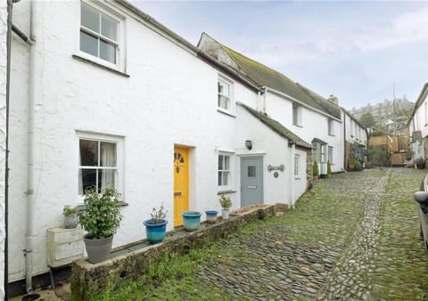 Property building, Facade/entrance, Garden, Garden view, Street view, Location, Quiet street view