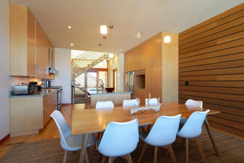 ALOFT Airy Design with River View House in Hood River