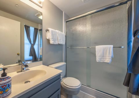 Alleys 22 with Direct Deck Access Apartment in Hood River