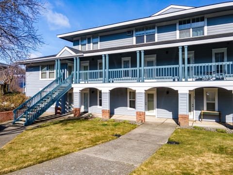 Alleys 22 with Direct Deck Access Apartment in Hood River