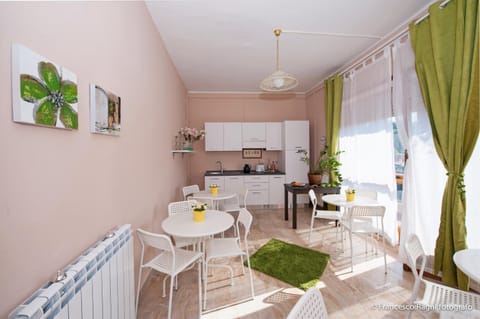 Restaurant/places to eat, Internal: Not applicable to any particular room