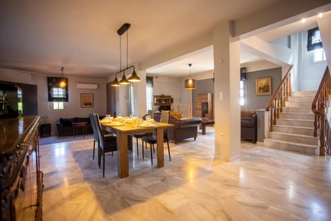 Τraditional fully detached villa on a luxurious hillock of Thessaloniki with its own garden also for family & wedding gatherings for 10 to 25 people only 15 minutes from airport Villa in Halkidiki