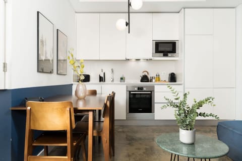 Kitchen or kitchenette, Dining area, minibar