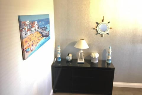 Entire Ground Floor Apartment - West Bay Apartment in West Bay, UK