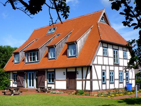 Property building, Facade/entrance, BBQ facilities, Balcony/Terrace