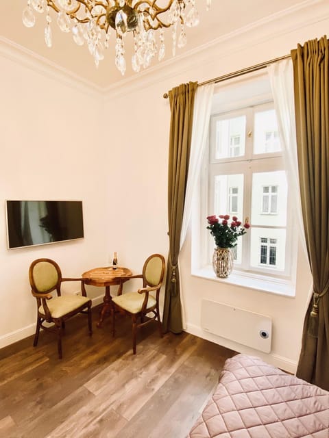 Communal lounge/ TV room, TV and multimedia, Living room, Decorative detail, Seating area, Dining area, Inner courtyard view, internet