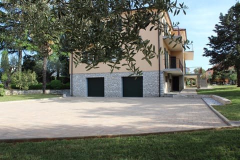 Property building, Facade/entrance, Garden, Parking