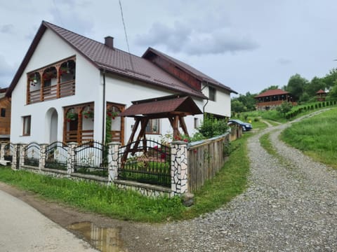 Property building, Day, Natural landscape, Garden, Garden view
