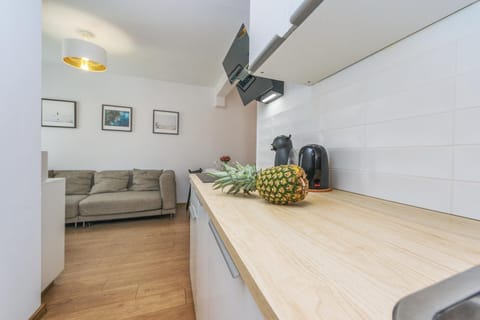 Kitchen or kitchenette, Living room, Seating area, Dining area, Communal kitchen