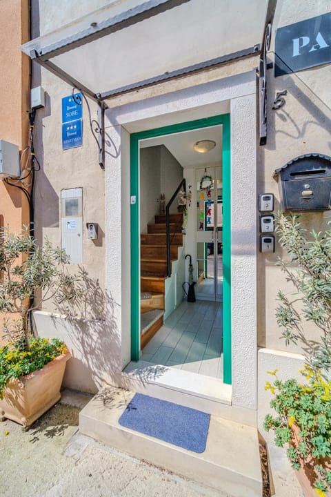 Facade/entrance