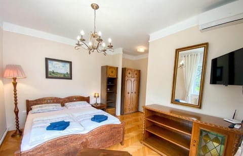 Bed, TV and multimedia, Bedroom, wardrobe, air conditioner