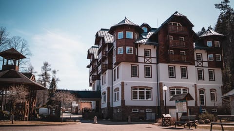 Property building, Spa and wellness centre/facilities, Parking