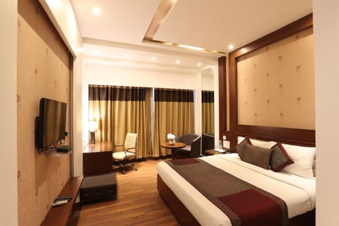 Bed, TV and multimedia, Living room, Photo of the whole room, Seating area, Bedroom