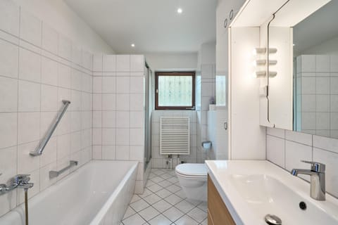 Shower, Toilet, Bathroom, Bath, towels