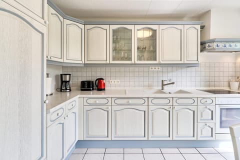 Coffee/tea facilities, Kitchen or kitchenette, stove, toaster
