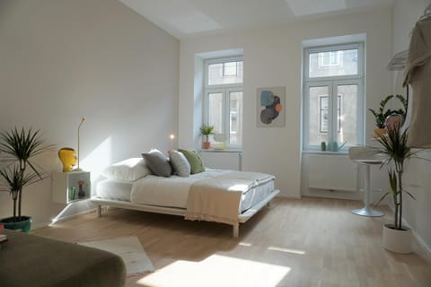 Bed, Bedroom, Quiet street view