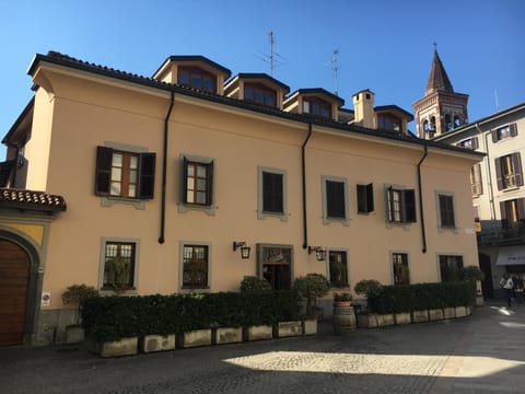 Property building, Facade/entrance, Location