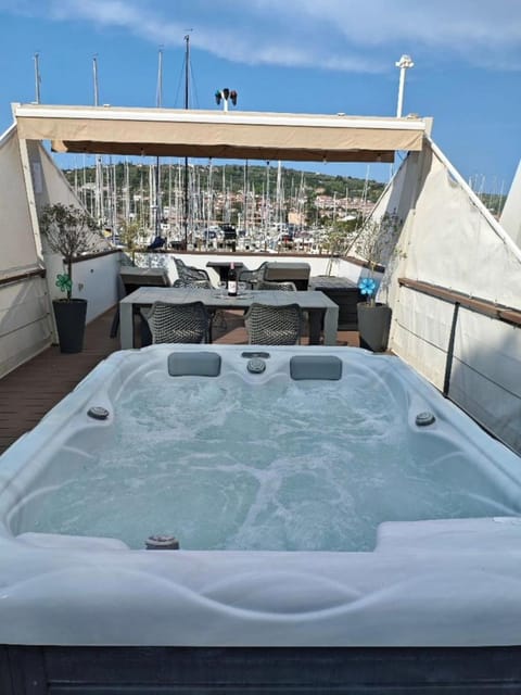 Natural landscape, Hot Tub, Hot Tub, View (from property/room), Balcony/Terrace