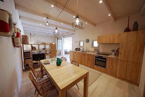 Kitchen or kitchenette, Living room, Seating area, Dining area