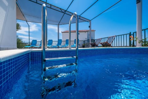 Swimming pool, Location, children, Family