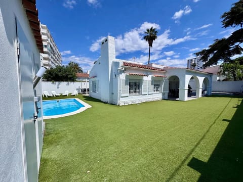 Property building, Garden, Pool view, Swimming pool, sunbed
