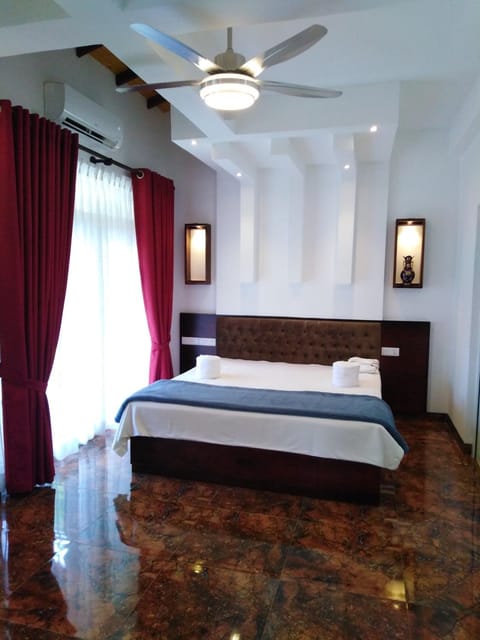 Bed, Photo of the whole room, Bedroom, fireplace